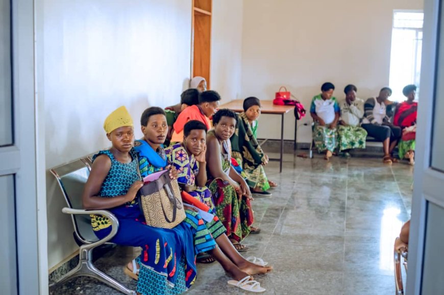 Nyagatare: Ababyeyi bagana ikigo nderabuzima cya Bugaragara barashima  inzu yo kubyariramo yisanzuye bubakiwe.