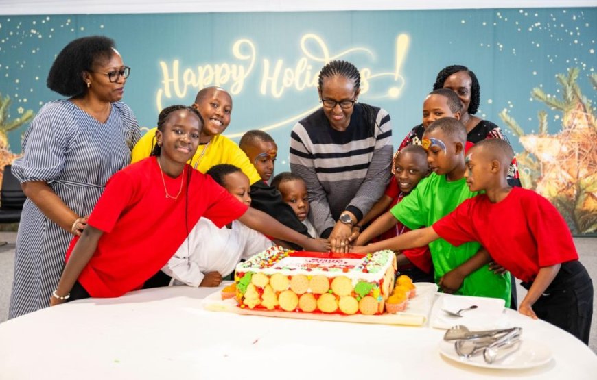 Madamu Jeannette Kagame yasangiye n’abana ibyishimo by’iminsi mikuru